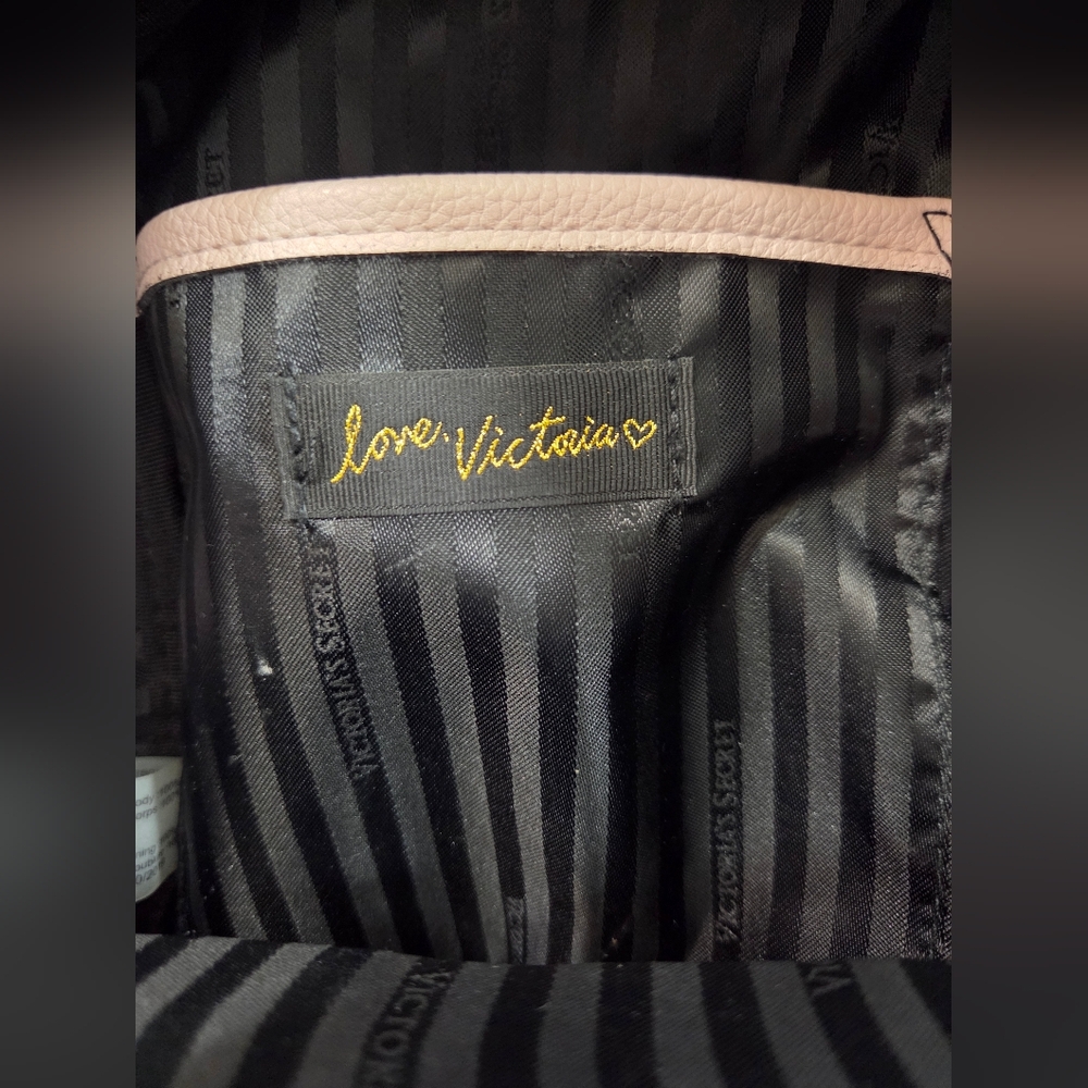 VICTORIA'S SECRET Pink V-Quilt City Mini Chain Zip Faux Leather Casual Backpack - Picture 10 of 12